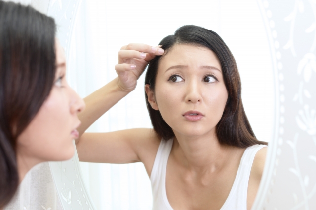 使いやすさ気にする女性